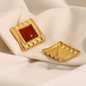 Boucles d’oreilles carrées dorées à pierre rouge impérial – Image 3
