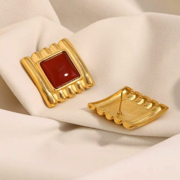 Boucles d’oreilles carrées dorées à pierre rouge impérial