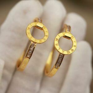 Boucles d’oreilles dorées chiffres romains et zircons – Image 1