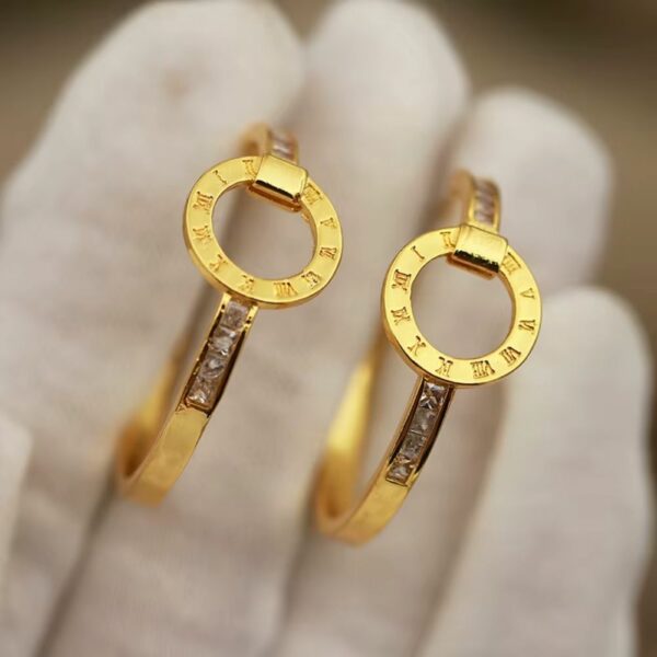 Boucles d’oreilles dorées chiffres romains et zircons