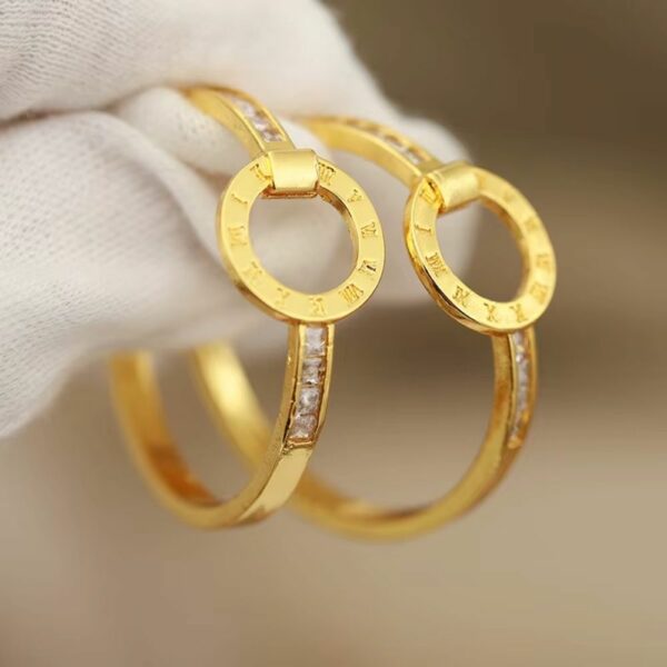 Boucles d’oreilles dorées chiffres romains et zircons