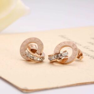 Boucles d’oreilles anneaux entrelacés avec zircon – Image 1