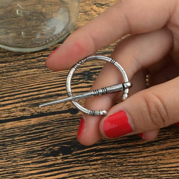 Fibule ronde argentée style antique