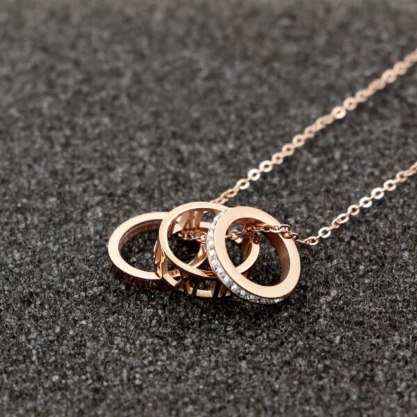 Collier triple anneau rose romain