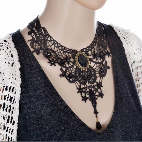 Collier antique dentelle noire médaillon