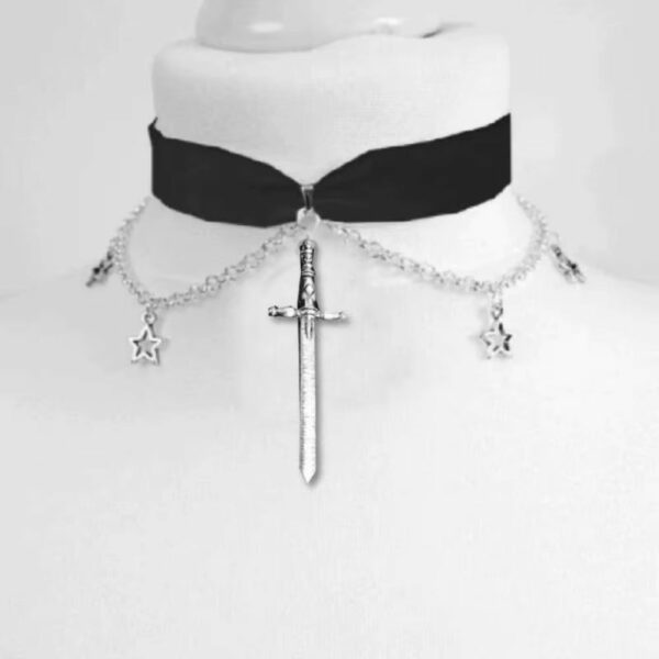 Collier ras-du-cou épée antique