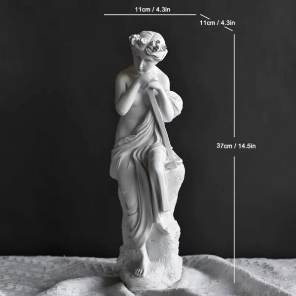 Statue romaine d'une muse assise en méditation