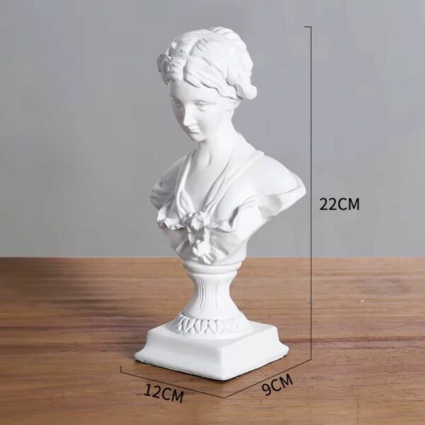 Statuette blanche de femme romaine